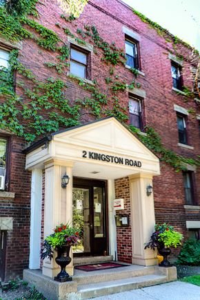 Toronto apartment for rent - the entrance to the 2 kingsston road building