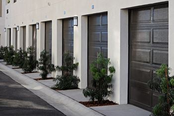 Attached/detached single-car garage (all units)