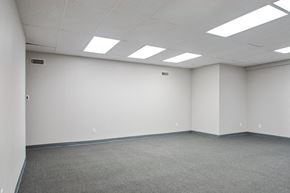 Philadelphia apartment for rent - A large empty room with carpeted floor and white walls.