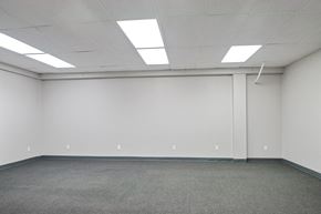 Philadelphia apartment for rent - A large empty room with a carpeted floor and white walls.