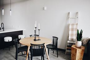 Hartford apartment for rent - A dining room with a round table and chairs at The 55 Elm Club Apartments, Hartford