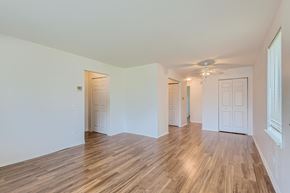 Schaumburg apartment for rent - a living room with a hard wood floor and a ceiling fan
