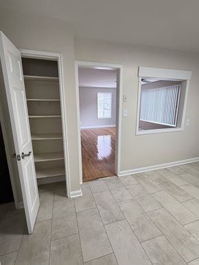 Alexandria townhouse for rent - A room with a white door and a window with blinds.