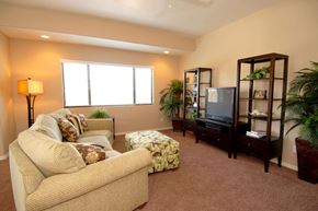 Glendale townhouse for rent - Spacious Living Area at Sereno Townhomes, Glendale, AZ, 85302
