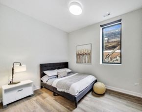 Chicago apartment for rent - a bedroom with a bed and a window