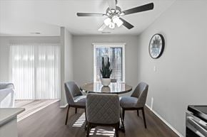 Newport apartment for rent - A dining room with a table and chairs.