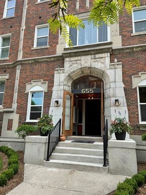 Detroit apartment for rent - a brick building with a door that says gss