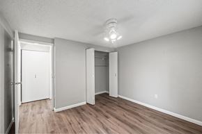 Monroe apartment for rent - A room with a white ceiling, wooden floors, and white walls with a smoke detector on the ceiling.