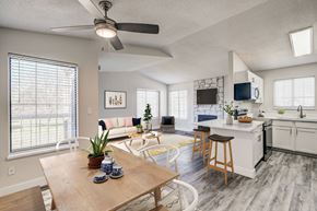 Lakewood apartment for rent - The Hamptons Dining