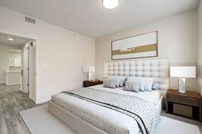 Westminster apartment for rent - Master bedroom with king size bed