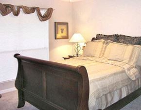 Houston apartment for rent - a bedroom with a bed and a window