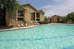 Grapevine apartment for rent - A swimming pool in front of a building with a sunny day.
