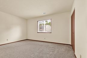 Davenport apartment for rent - Plush Carpeting at Windsor Crest Apartments, Davenport , Iowa