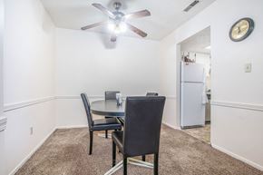 Bristol apartment for rent - A dining room with a table and chairs.