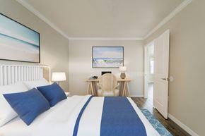 Sarasota apartment for rent - a bedroom with a bed and a desk  at North Washington Apartments
