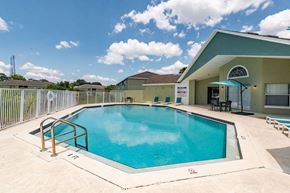 Orlando apartment for rent - Outdoor swimming pool area_Rolling Hills Apartments