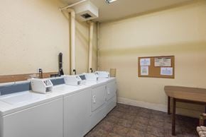 Victoria apartment for rent - a laundry room with washers and dryers