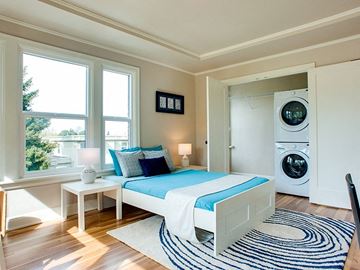 Seattle apartment for rent - a bedroom with a bed and a washing machine