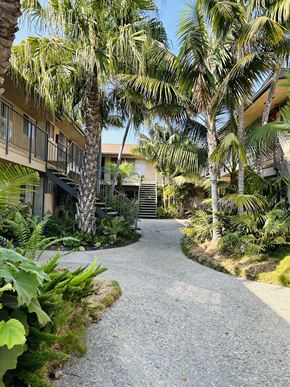 Ventura apartment for rent - Walkway through the courtyard