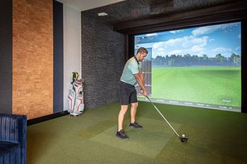 Golf lounge and wide-screen simulator