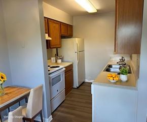 Virginia Beach townhouse for rent - Traditional kitchen with original cabinetry and appliances in a classic 2-bedroom apartment at Lynnhaven Landing in Virginia Beach