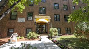 Winnipeg apartment for rent - Entrance of 129 Lenore Street