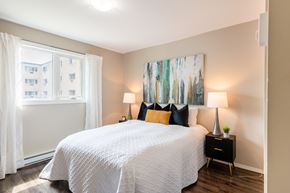Winnipeg apartment for rent - A bedroom with a large bed and two lamps.