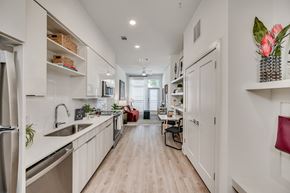 Houston apartment for rent - a kitchen and living room in a 555 waverly unit