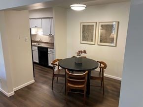 Manchester townhouse for rent - A kitchen with a dining table and chairs.