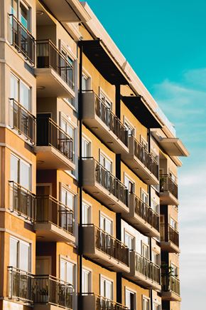 San Jose apartment for rent - A tall building with balconies and windows.
