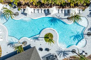 Lakewood Ranch apartment for rent - Resort-Style Salt-Water Pool with Sun Shelf