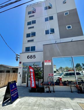 San Pedro apartment for rent - A tall building with the number 685 on it.