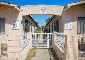 Los Angeles apartment for rent - A building with a no loitering sign on the wall.