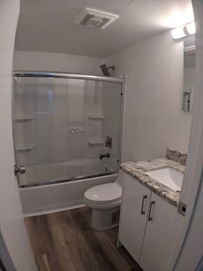 Oakland apartment for rent - bathroom