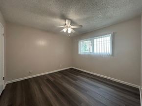 Ontario apartment for rent - A room with a ceiling fan and a window with blinds.