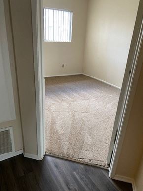Ontario townhouse for rent - A room with a carpet and a window.