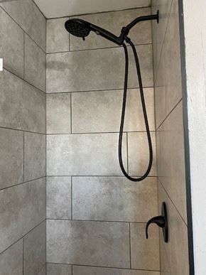Alta Loma house for rent - a shower in a bathroom with a shower head
