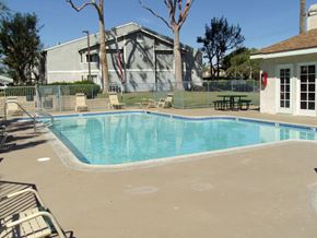 Ontario apartment for rent - pool area