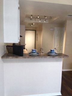 Ontario townhouse for rent - bar/kitchen area