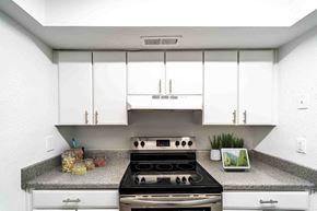 Jacksonville apartment for rent - Kitchen Appliances at Red Bay Apartment Complex, Jacksonville, FL, 32211