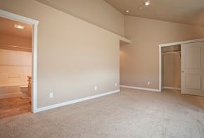 Bend townhouse for rent - an empty living room with a bathroom and a toilet