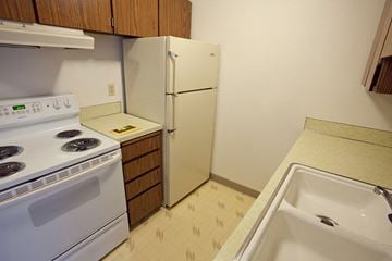 Bend apartment for rent - a kitchen with a stove refrigerator and sink