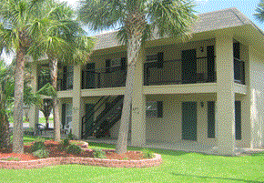 Sulphur apartment for rent - an exterior view of a large building with palm trees in front of it
