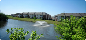 Memphis apartment for rent - A fountain in the middle of a lake surrounded by houses.