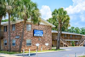 Pensacola apartment for rent - the building in which the hotel is located