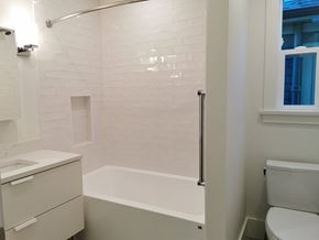 Vancouver apartment for rent - top floor unit bathroom