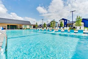 Garland apartment for rent - pool with sparkling water on a summer's day