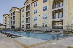 Anna apartment for rent - resort style pool