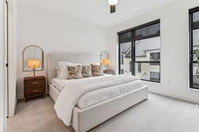 Minneapolis townhouse for rent - A bedroom with a large bed and two lamps on side tables.