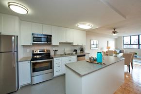 Brampton apartment for rent - 190 Cityview in Brampton, ON kitchen with upgraded cabinetry and breakfast island